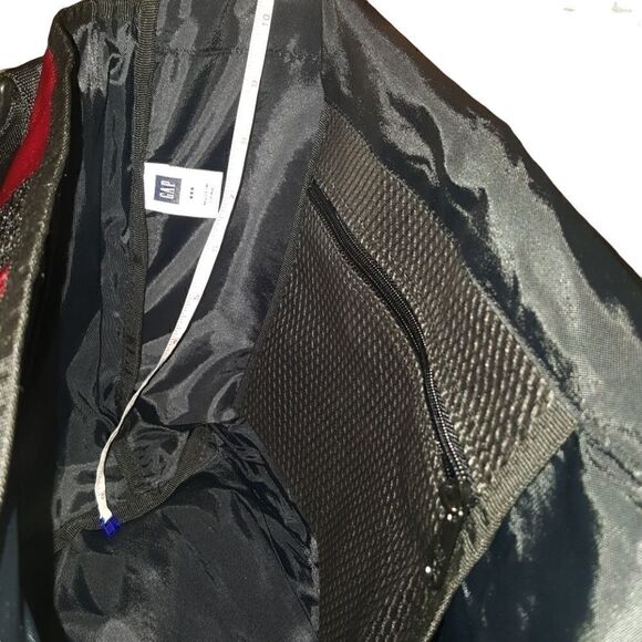 GAP NYLON  MESSENGER BAG WITH ADJUSTABLE STRAP AND SNAP IN BUCKLE CLOSURE - Picture 5 of 8